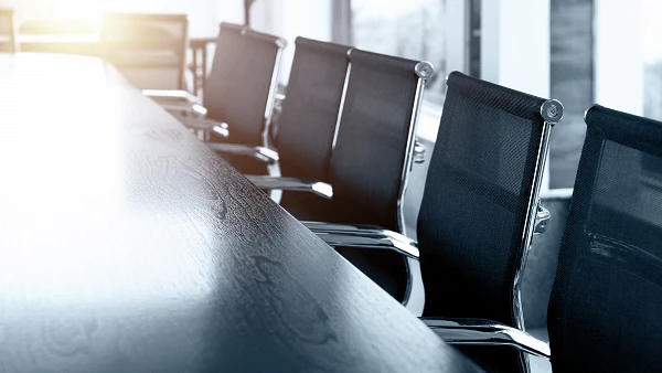 Leerer Konferenztisch mit modernen Bürostühlen