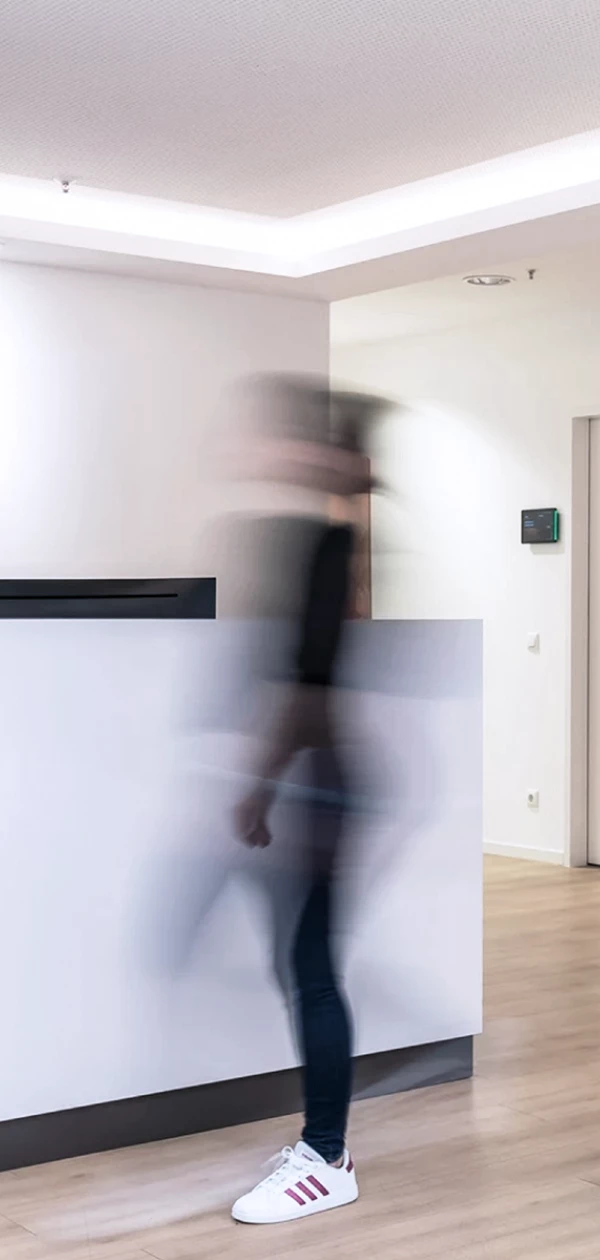 Empfangsbereich einer Kanzlei mit vorbeigehenden Personen