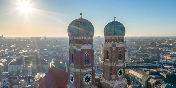 Blick auf die Frauenkirche in München bei Sonnenaufgang
