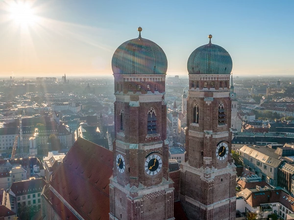Blick auf die Frauenkirche in München bei Sonnenaufgang