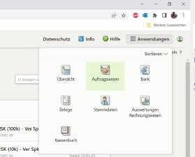 Das Bild zeigt ein Interface eines Computerprogramms mit einem aufklappbaren Menü, das verschiedene Optionen wie „Übersicht“, „Auftragswesen“, „Bank“, „Belege“, „Stammdaten“, „Auswertungen Rechnungwesen“ und „Kassenbuch“ enthält.