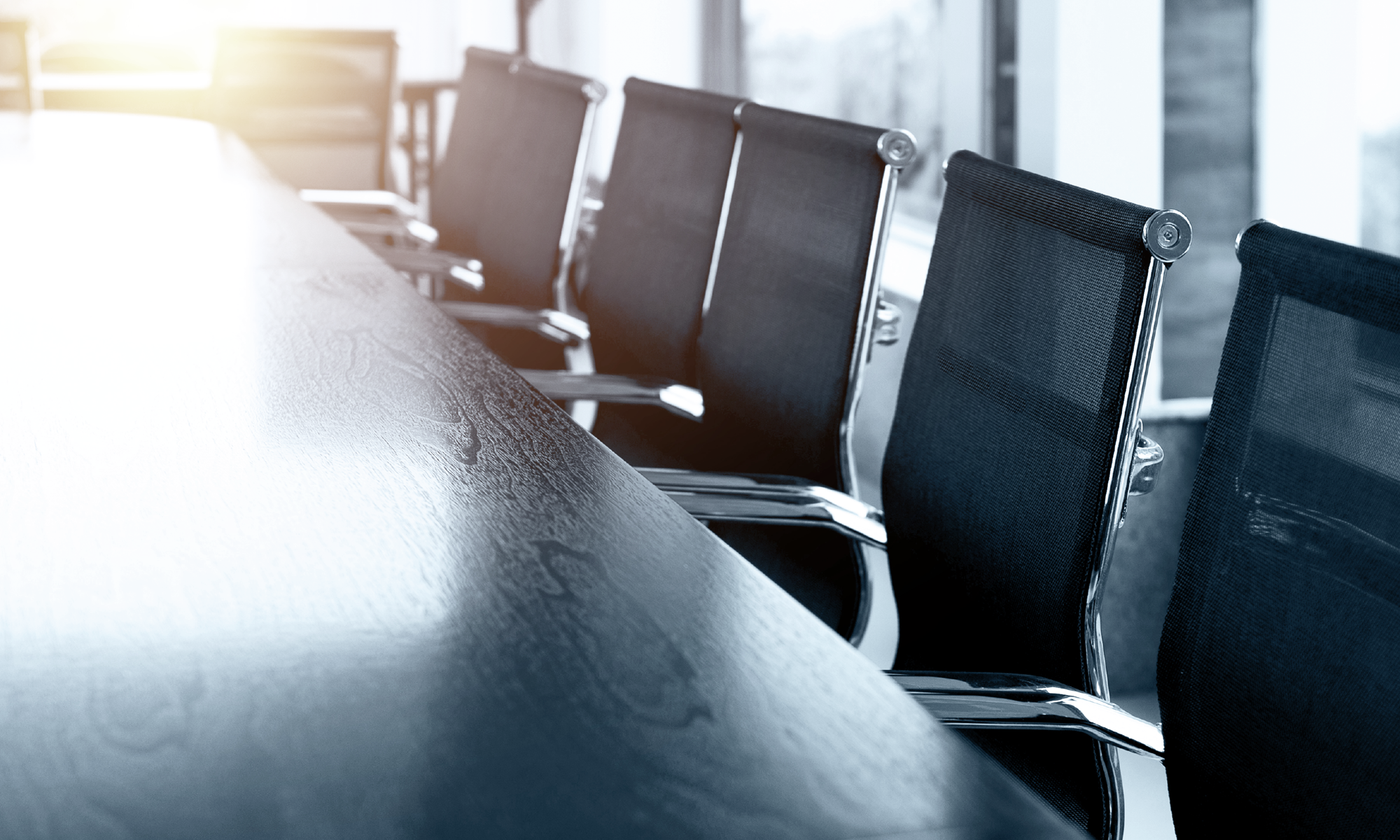 Leerer Konferenztisch mit modernen Bürostühlen