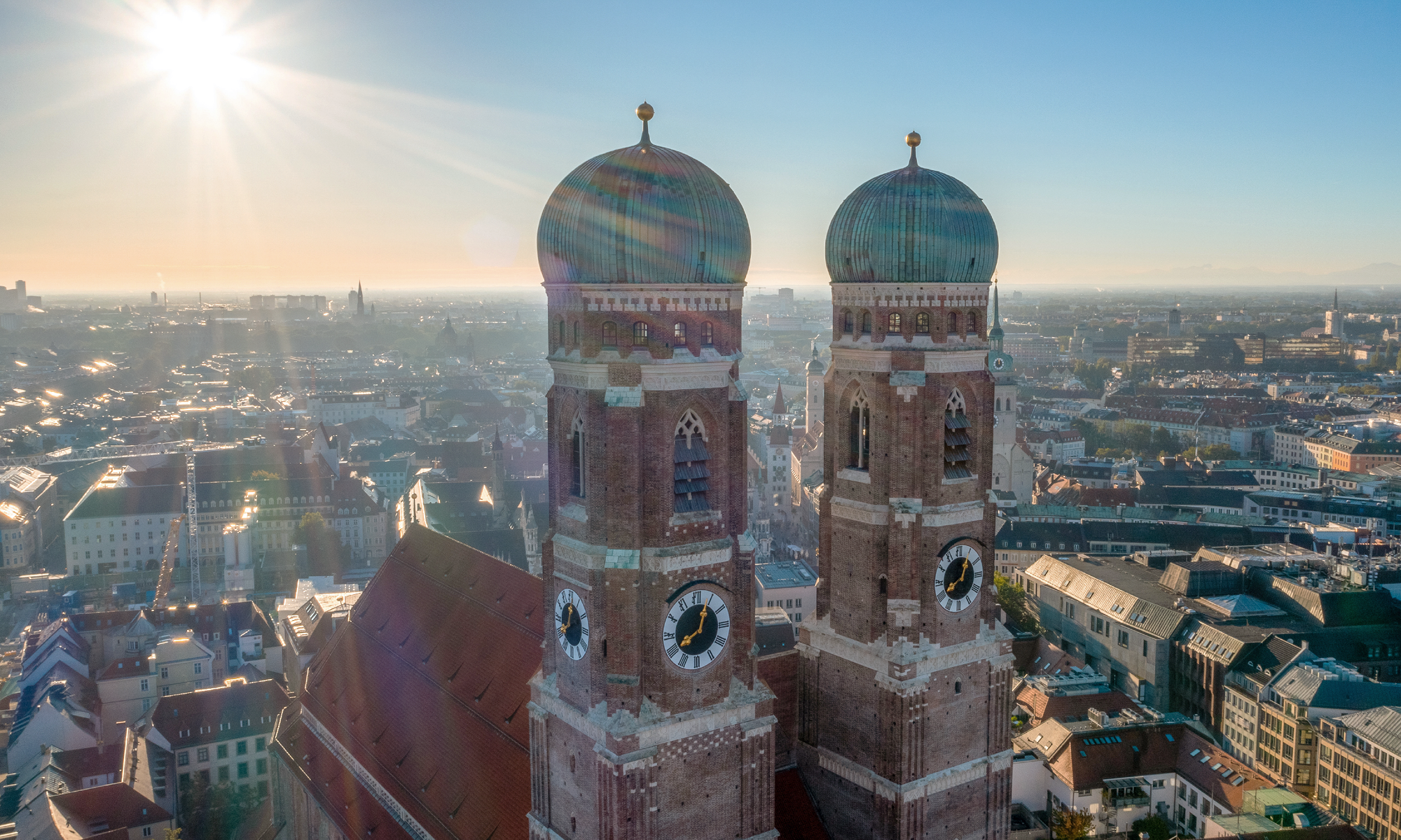 Blick auf die Frauenkirche in München bei Sonnenaufgang